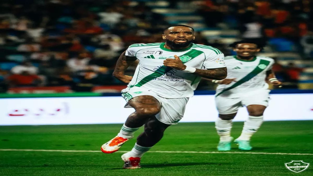 عاجل: الحكم الأرجنتيني راي هيلفر يقود كلاسيكو الأهلي والهلال الناري - مفاجآت في أرقامه مع الفريقين!