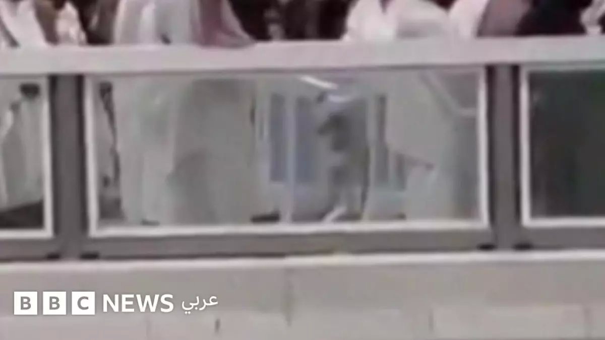 صادم: معتمر يصلي فوق سور الحرم المكي ويعرض حياته للخطر - الأمن يتدخل فوراً!