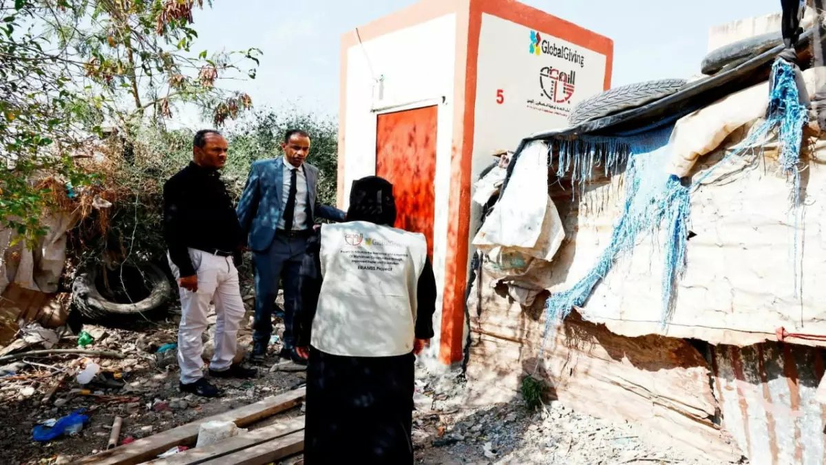 عاجل من تعز: 30 أسرة مهمشة تحصل على حمامات جديدة بدعم عالمي... هل تنتهي معاناة عقود؟