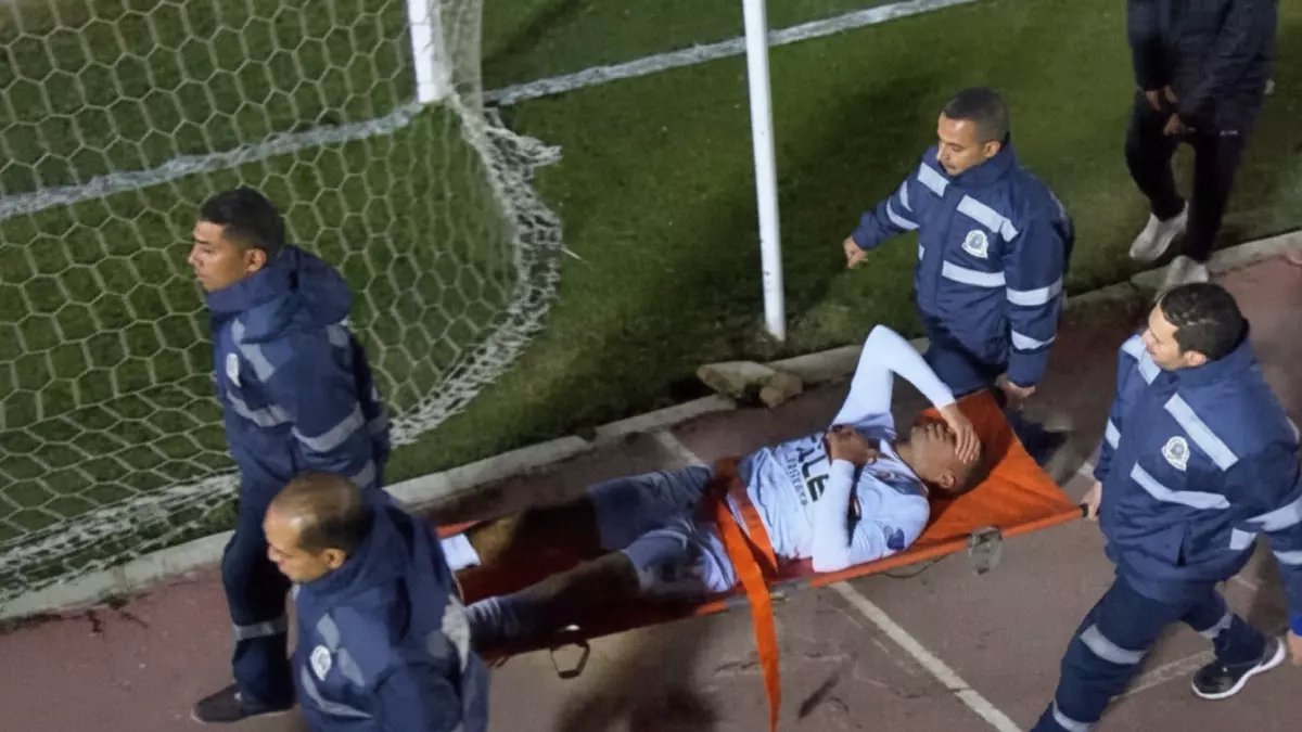 عاجل: محمد حمدي يخرج من المستشفى بعد نجاته من بلع اللسان الخطير - تفاصيل صادمة لما حدث في الملعب!