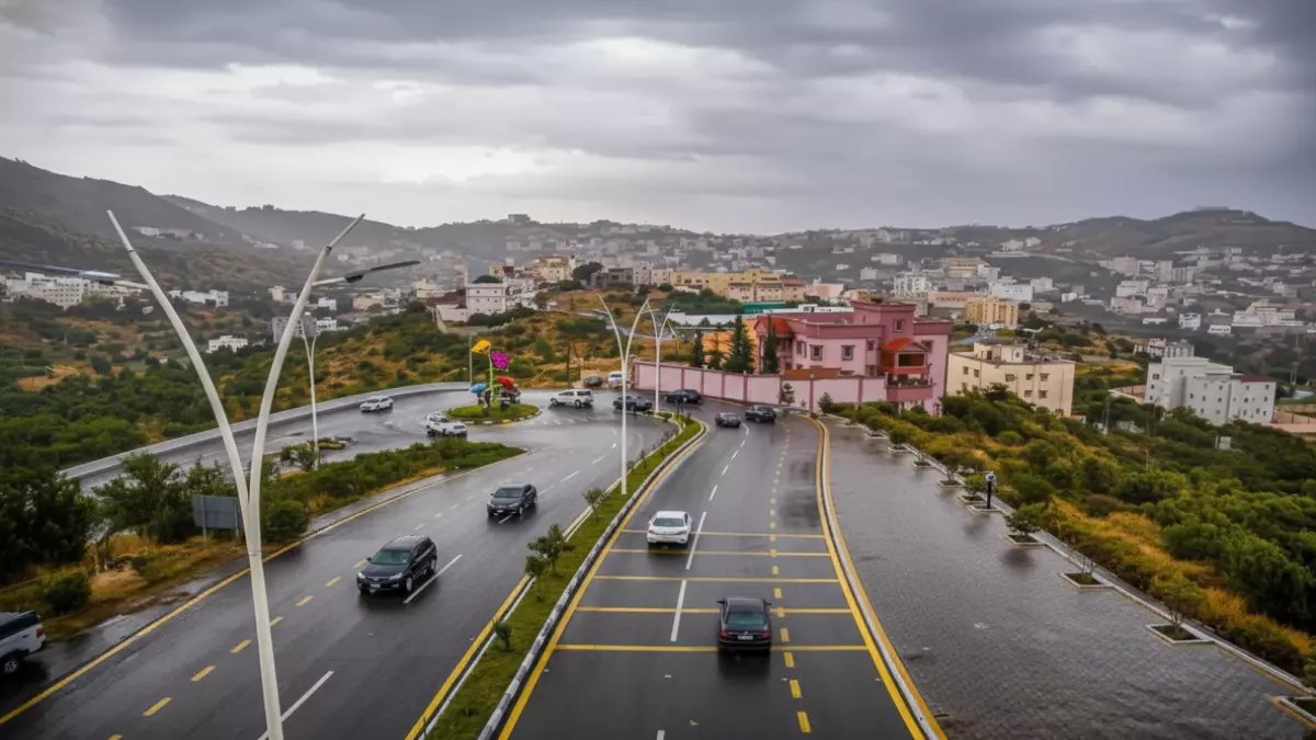 عاجل: نجران تغرق خلال 48 ساعة... الأرصاد تحذر من أمطار "مدمرة" والدفاع المدني يدق ناقوس الخطر!