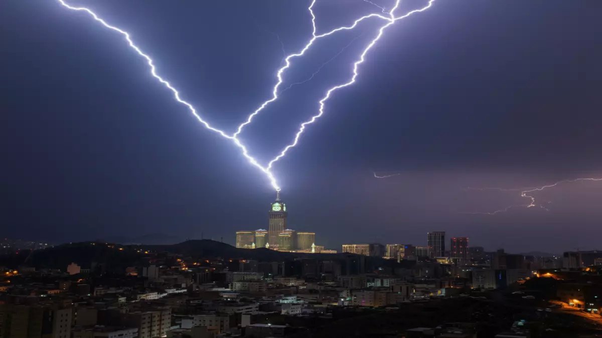 عاجل: أمطار الرحمة تغسل مكة المكرمة اليوم... هل هي بشارة خير للمملكة؟