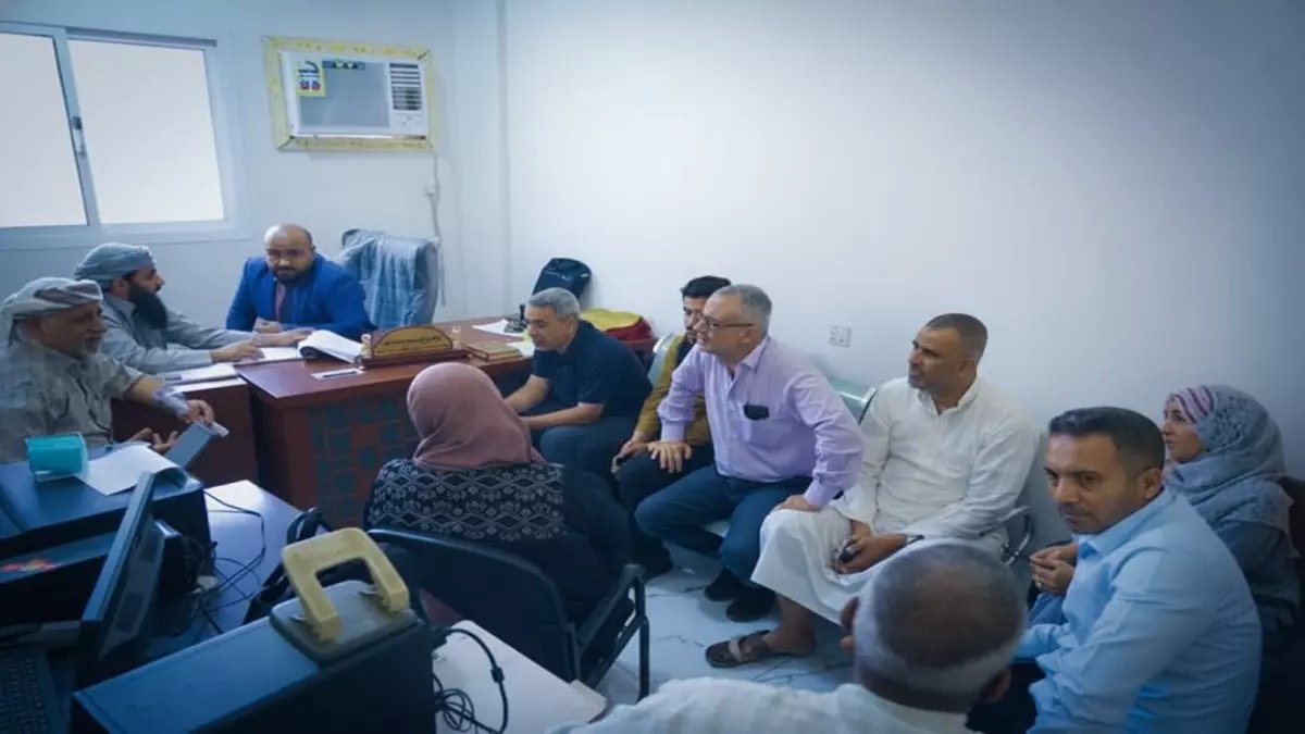 عاجل: محافظ عدن يدفع 23 مليون ريال من جيبه الخاص لتحرير 4 سجناء معسرين - لحظات مؤثرة!