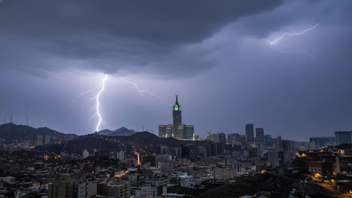 عاجل: عواصف رملية مدمرة وسيول جارفة تضرب 13 منطقة بالمملكة اليوم - الرؤية منعدمة والخطر محدق!