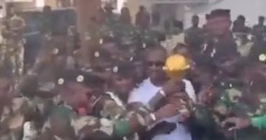 مدرب السنغال ينقل كأس أفريقيا إلى قاعدة عسكرية.. فيديو