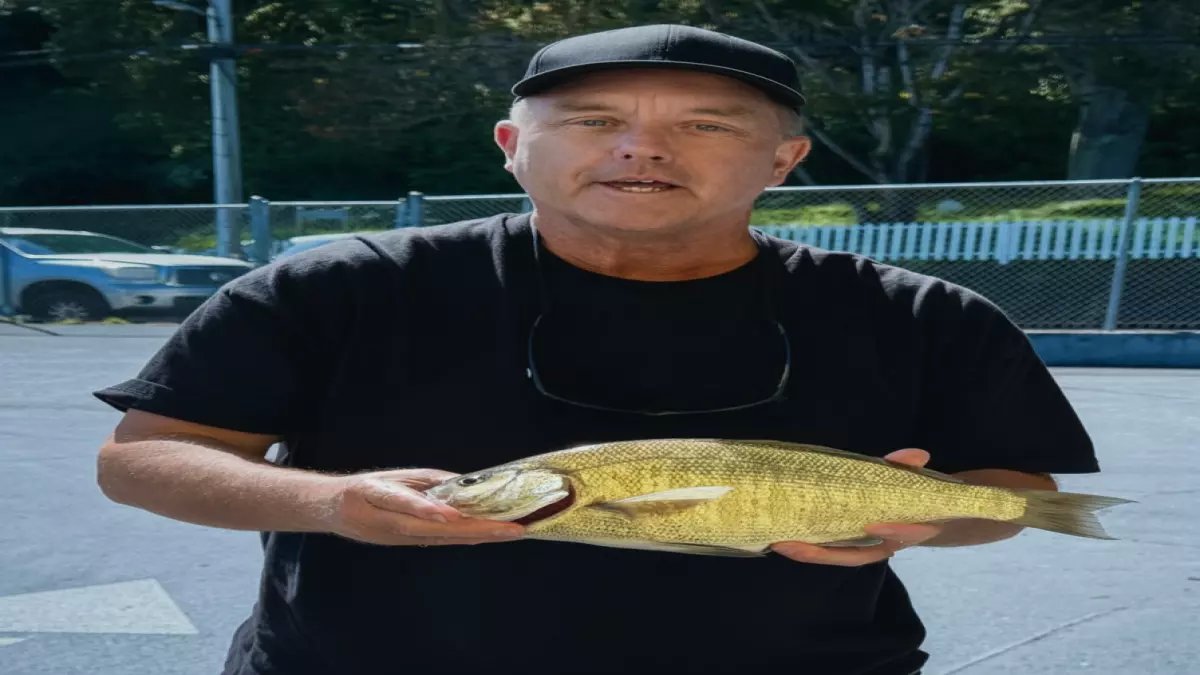 حصري: النصر المذهل في بطولة الساحل… هذا الصياد يحقق المستحيل بسمكة تاريخية تفوز بالكأس الذهبي العملاق!