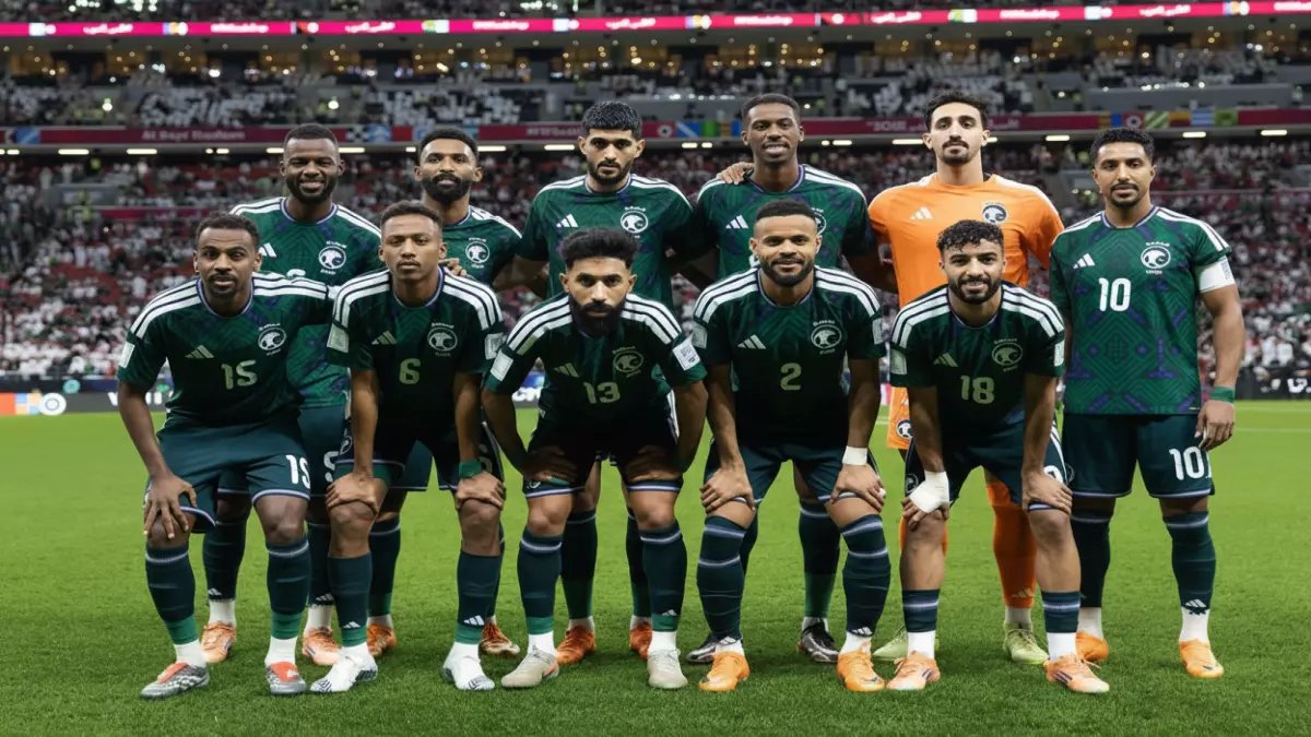 شاهد القائمة كاملة: رينارد يُعلن 50 لاعباً في قائمة السعودية لمباراتي مصر وصربيا وديًا… هل ستقضي على إسبانيا في العالم؟