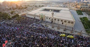 آلاف المصلين يملؤون ساحة مسجد عمرو بن العاص فى أول أيام عيد الفطر 2026