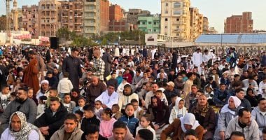 الآلاف يؤدون صلاة عيد الفطر المبارك بمسجد الإمام الحسين