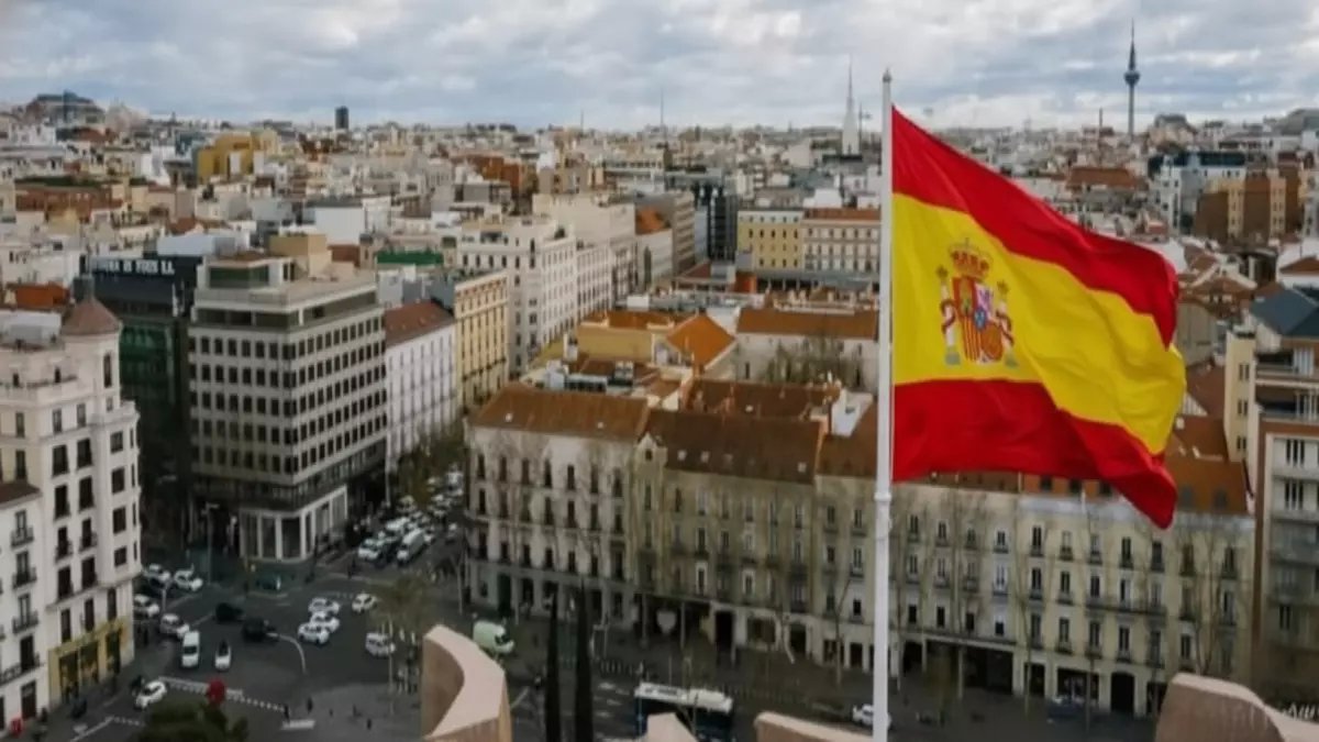 عاجل: فرصة قانونية لـ 80 ألف مغربي في إسبانيا… خطوة واحدة تفصلهم عن الإقامة والعمل! (القرار الجديد داخل)