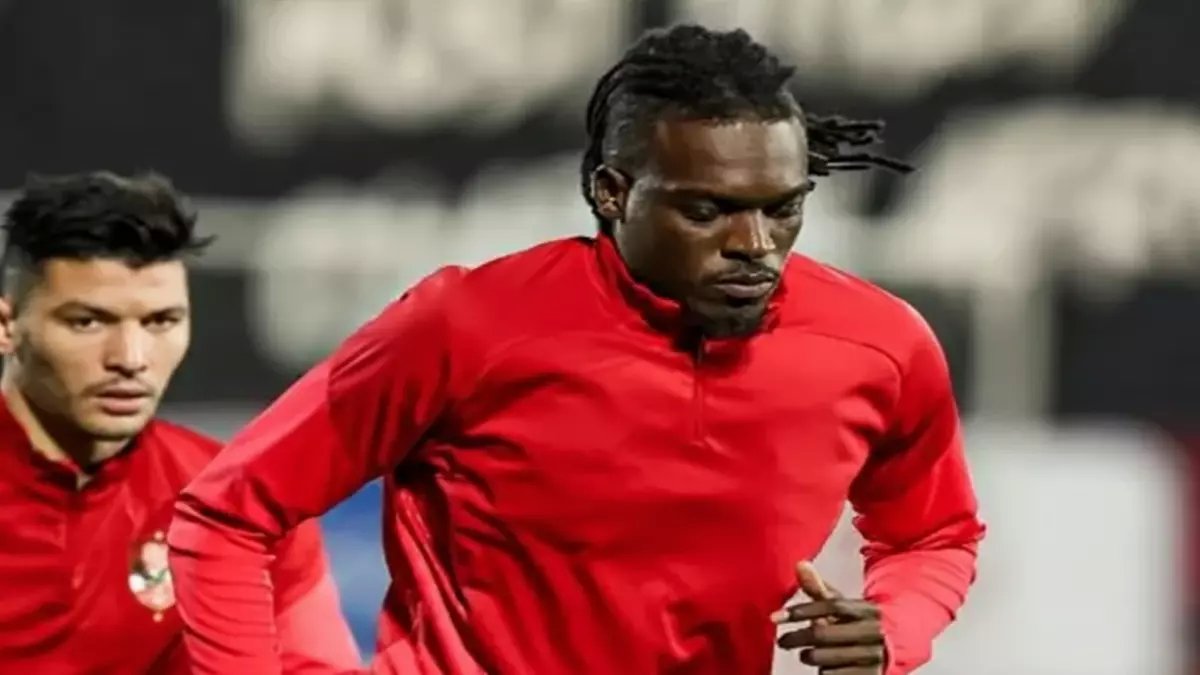 عاجل: يلا كورة يكشف السر المخيف وراء الفرق في علاج نجمي الكرة المصرية... لماذا يُعامل الأسيوطي بطريقة مختلفة؟!