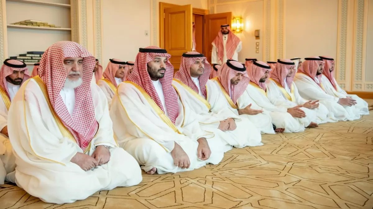 شاهد: ولي العهد يؤدي صلاة العيد بالمسجد الحرام وسط حشود مليونية من المصلين