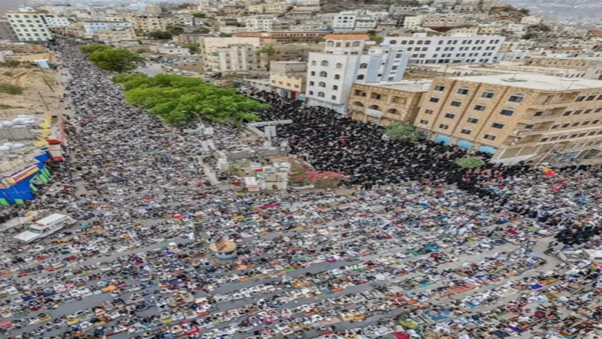 عاجل: حشود عيد الفطر في تعز تهز ساحة الحرية بهتافات نارية... "لن نصمت حتى التحرير!"