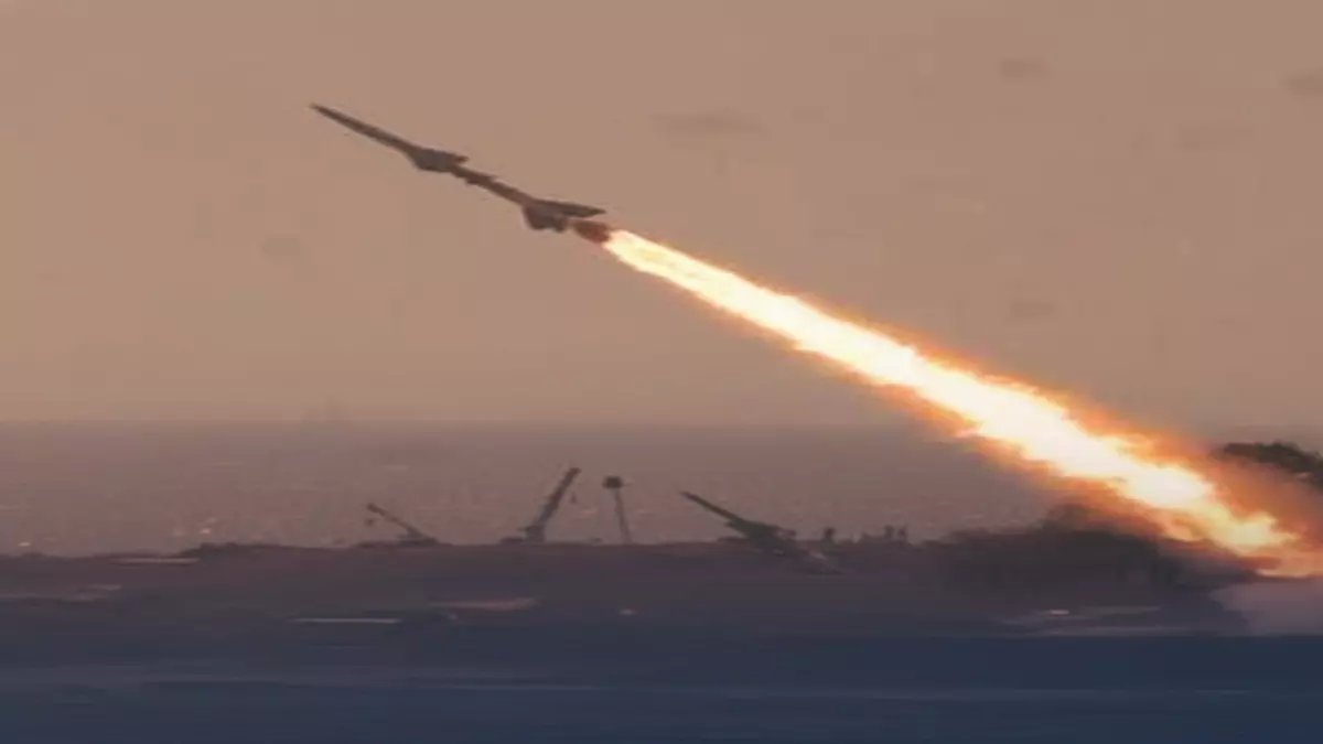 عاجل: السعودية تدمر صاروخاً باليستياً قبل ثوانٍ من ضرب ميناء ينبع الحيوي!