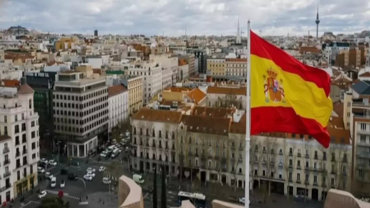 مغاربة في إسبانيا: المرسوم الملكي يمنحك فرصة ذهبية.. ولكن تجاوز 6 أشهر من عقدك يلزمك بهذا الإجراء الحاسم خلال 30 يوماً