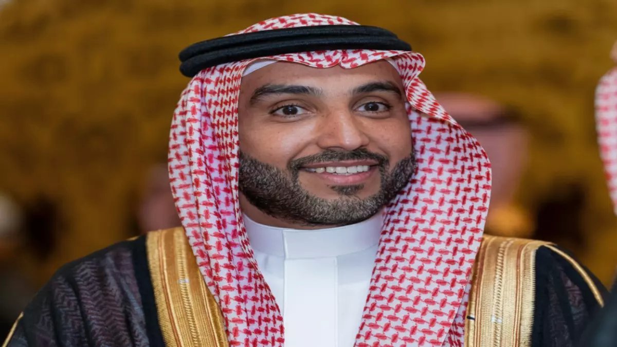 عاجل: القحطاني يرفع تهاني عيد الفطر للقيادة ويكشف رؤية استثنائية لمستقبل المملكة 2030!