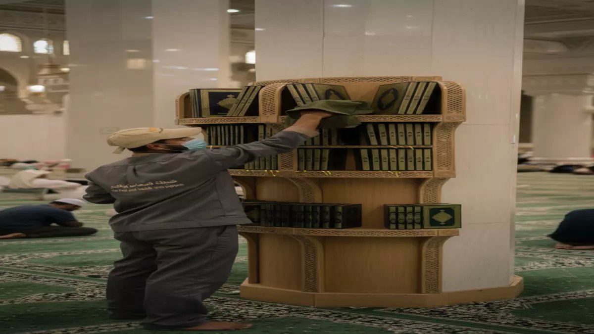 عاجل: 88 ألف مصحف مخالف يتم ضبطه في الحرم… والسبب صادم!