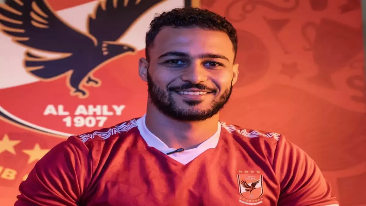 أزمة دفاع الأهلي تدفع 'الكابتن' لخطوة تاريخية... محمود الخطيب مستعد لدفع 3 ملايين دولار من جيبه الخاص لإنقاذ الموسم