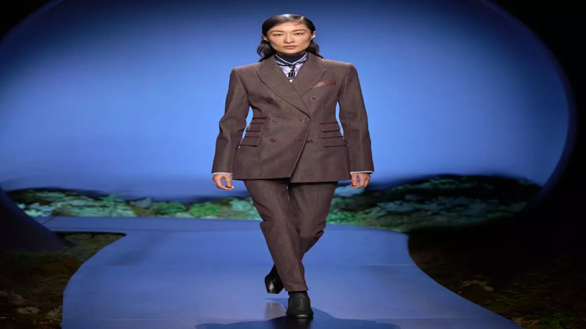 مفاجأة عيد الأم: الألوان الترابية تسيطر على الموضة العالمية... خبراء يكشفون الصيحة التي تغير خزانة كل أم!