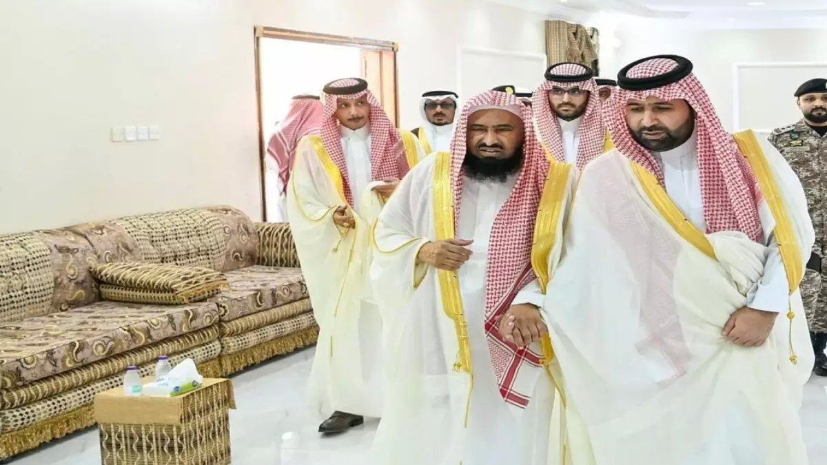 شاهد: أمير جازان يستقبل المهنئين بعيد الفطر ويزور كبار العلماء في بيوتهم... لفتة تجسد قيم القيادة!