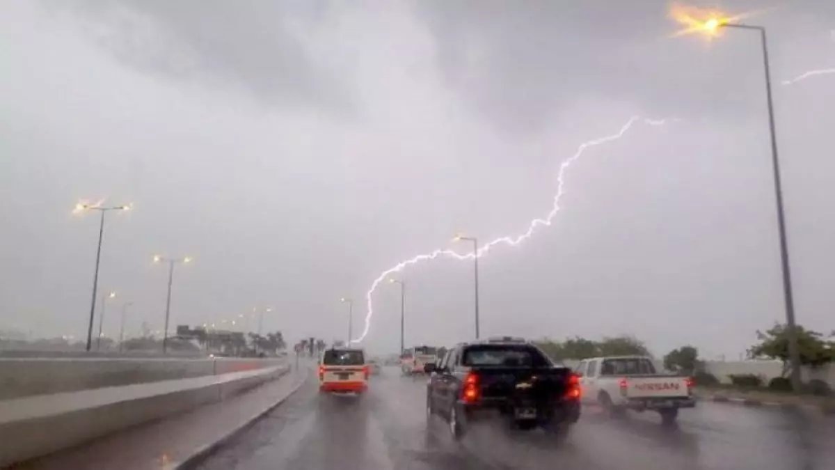 عاجل: عواصف رعدية مدمرة تجتاح 9 مناطق سعودية في ثاني العيد - سيول جارفة وتحذيرات خطيرة!