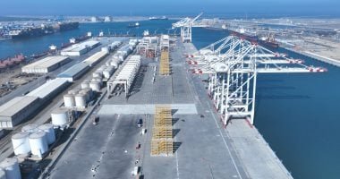 رغم تقلبات الطقس.. انتظام حركة الملاحة والعمل بميناء دمياط فى ثانى أيام العيد