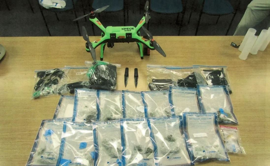 ضبط طائرة بدون طيار تحاول انزال سكاكين لنزلاء سجن