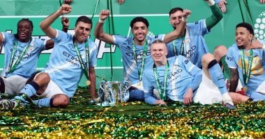 شاهد.. لحظة رفع لاعبى السيتى وعمر مرموش لقب كأس رابطة المحترفين الإنجليزية