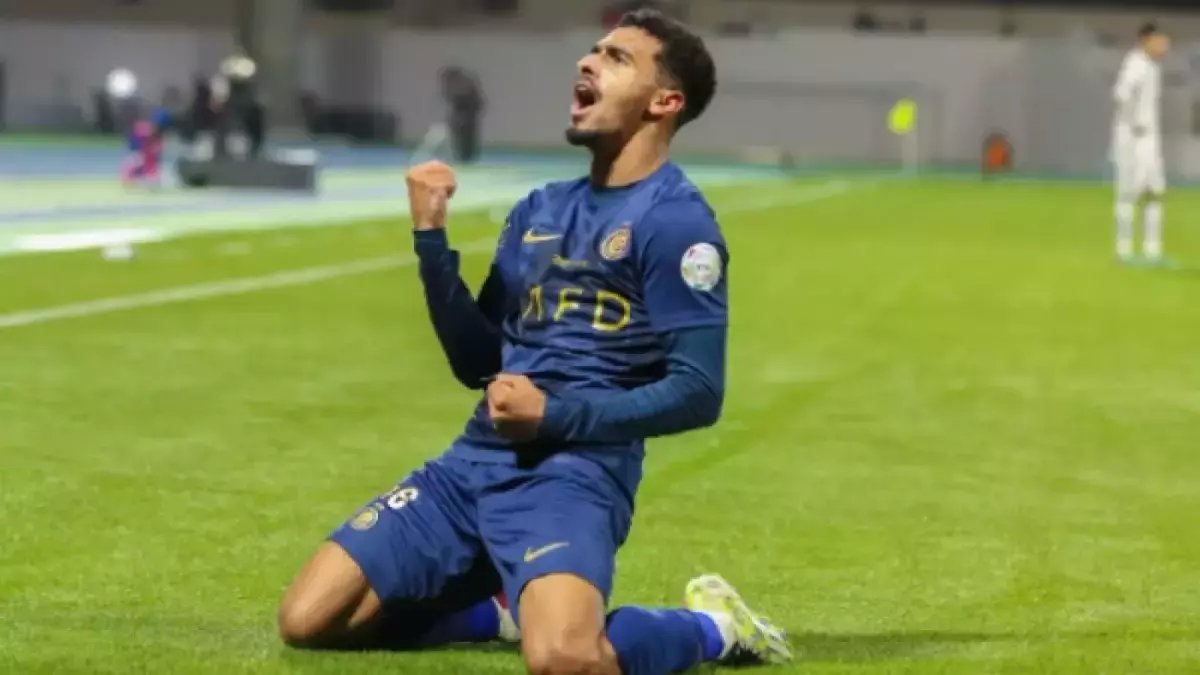 بينما ينفق الجميع الملايين على لاعبين، الأهلي يملك سلاحاً سرياً واحداً يقلب السوق: شرط جزئي واضح في العقد