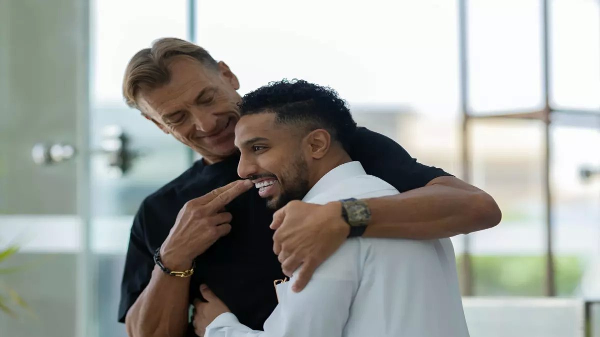 حصري: رينارد يعانق الدوسري بلقطة حميمة داخل غرف الفريق… الأهالي: "كنا في انتظار هذه الصورة"