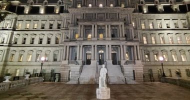 فى ظل جدل مثار حوله.. ترامب يضع تمثال كريستوفر كولومبوس قرب البيت الأبيض