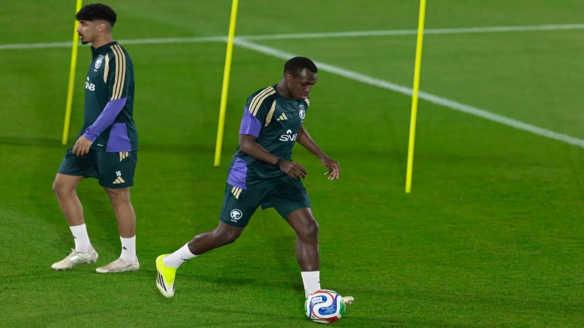 عاجل: إصابة جديدة تضرب الأخضر قبل كأس العالم... زكريا هوساوي يغادر التدريب بآلام الركبة!