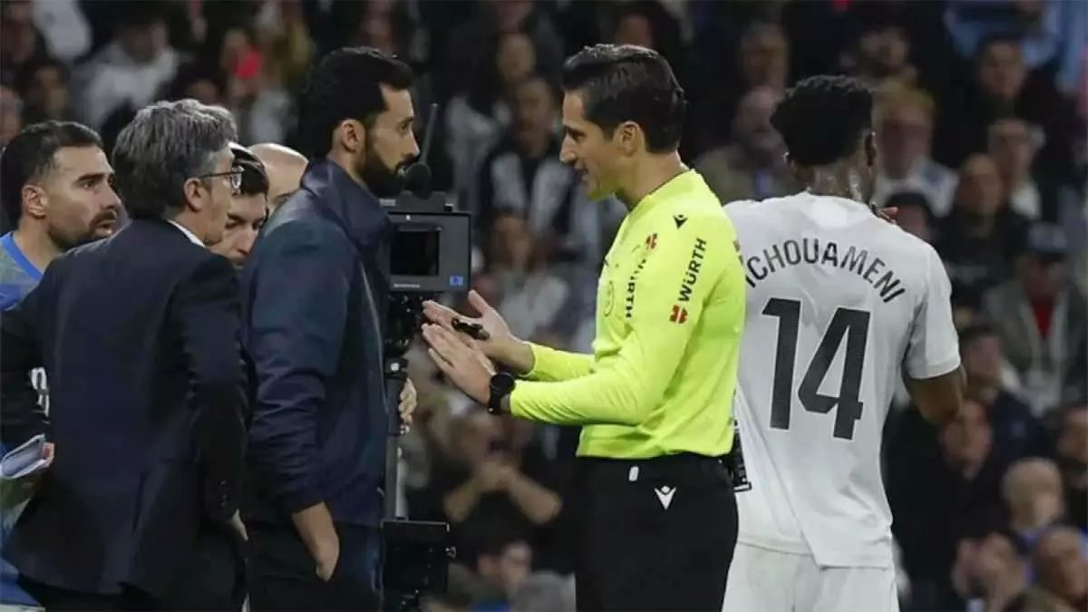 صادم: أربيلوا يدخل غرفة ملابس الحكم سراً بعد ديربي مدريد الناري... ماذا حدث خلف الأبواب المغلقة؟