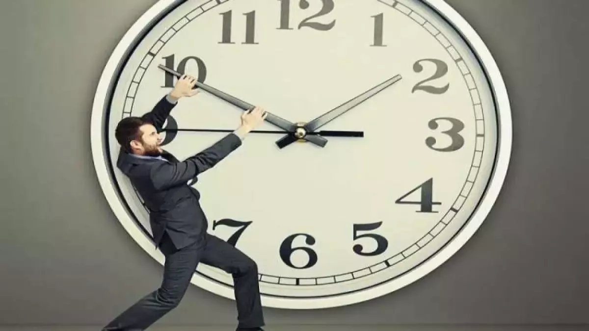 هل تعرف من يصدر الأمر الذي يتحكم في عقرب ساعتك؟.. القانون رقم 24 لسنة 2023 الذي وقعه الرئيس عبد الفتاح السيسي هو السبب.