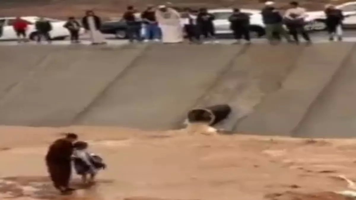 بالفيديو: لحظات مرعبة.. طفل 3 سنوات يسقط في حفرة مغمورة ومواطن ينقذه من موت محقق في حائل!