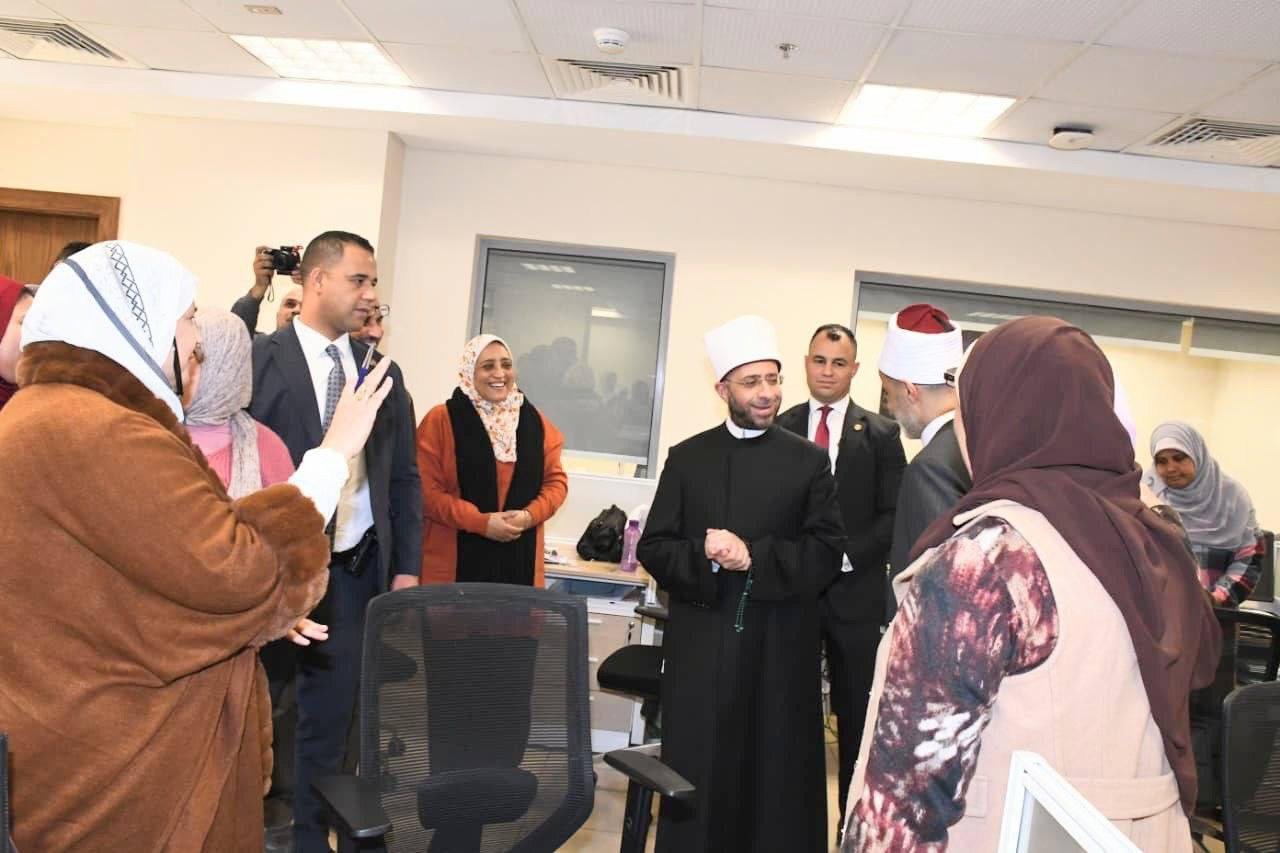 وزير الأوقاف مع العاملين بالوزارة