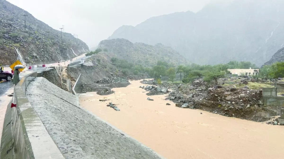 عاجل: إنذار أحمر في عُمان.. أمطار جارفة تهدد الأرواح والأودية تفيض خلال ساعات!