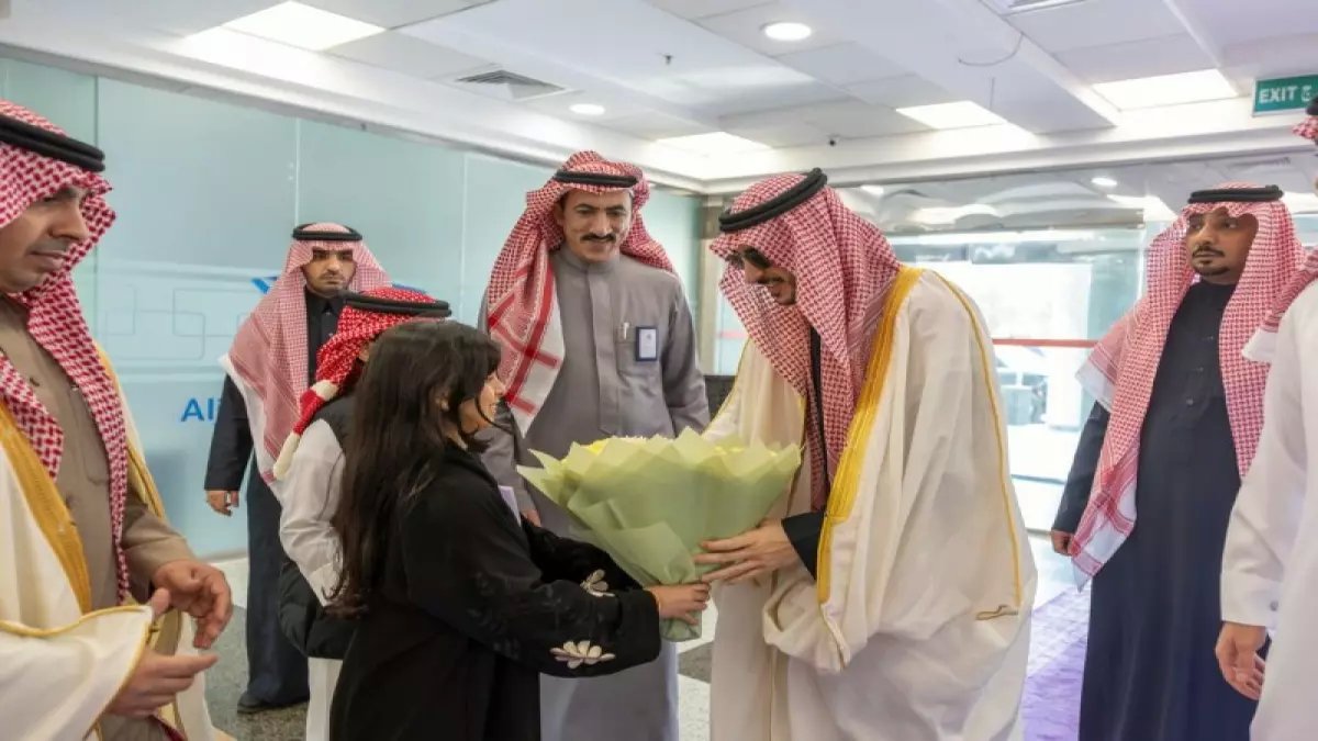 بالصور: أمير الجوف يفاجئ المرضى بزيارة عيد الفطر... لحظات مؤثرة لن تصدقوها!