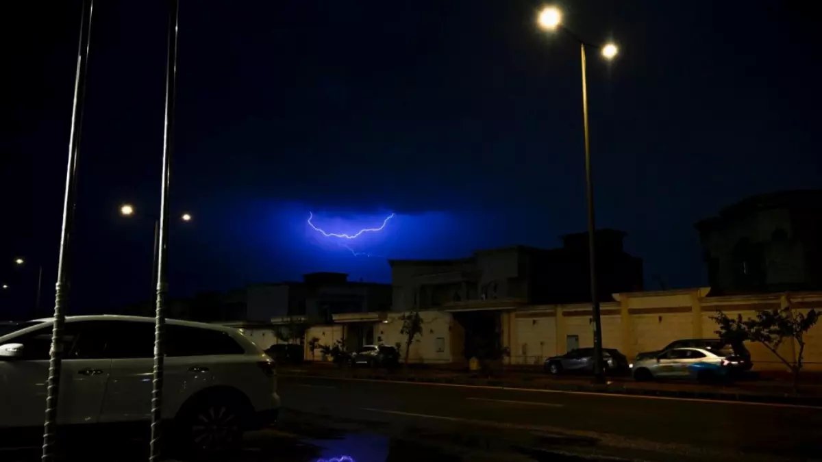 عاجل: "إنذار أحمر" يضرب الرياض... سيول وصواعق رعدية تجتاح العاصمة الآن!