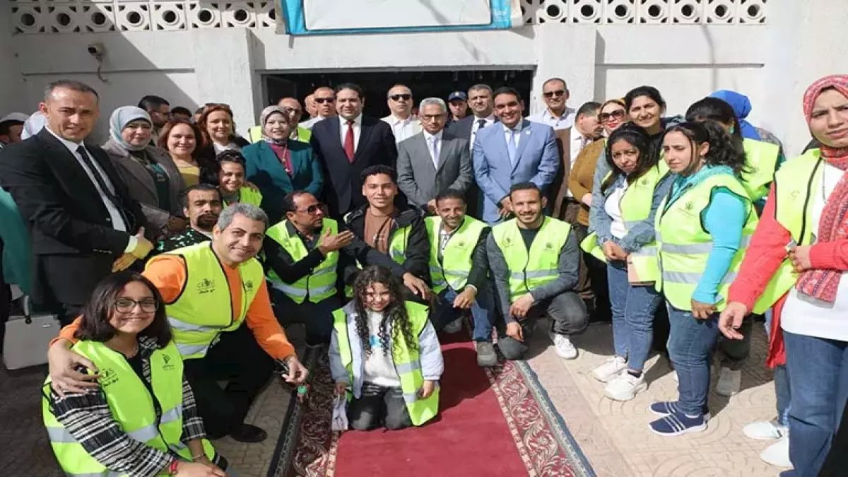 أمير حائل يستقبل المهنئين ويفاجئ الأيتام بهدايا العيد في لحظات مؤثرة