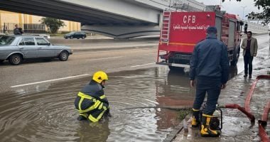 الحماية المدنية تسحب تراكمات مياه الأمطار بالقاهرة الجديدة.. صور