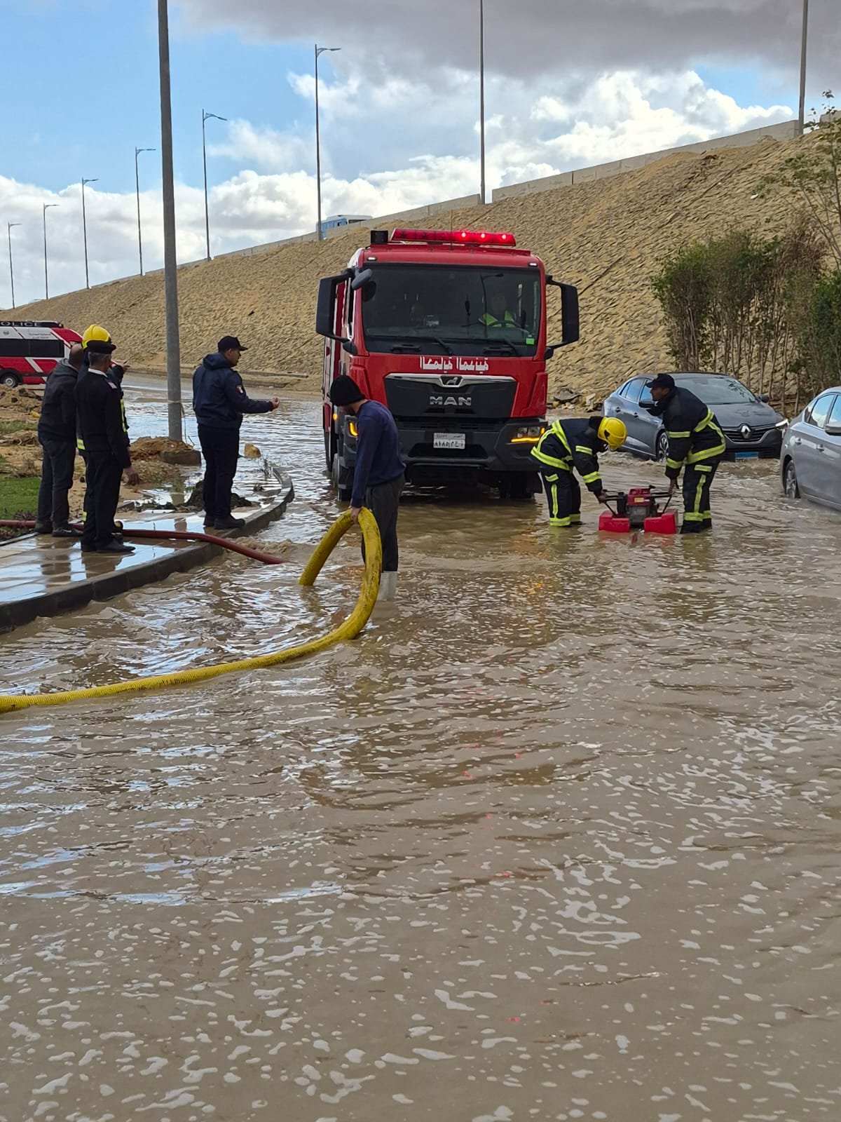 الحماية المدنية تسحب تراكمات مياه الأمطار 5