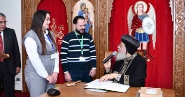 المحبة صنعت المعجزة.. البابا تواضروس يكرم فتاة تبرعت بفص الكبد وأنقذت حياة شقيق زوجها