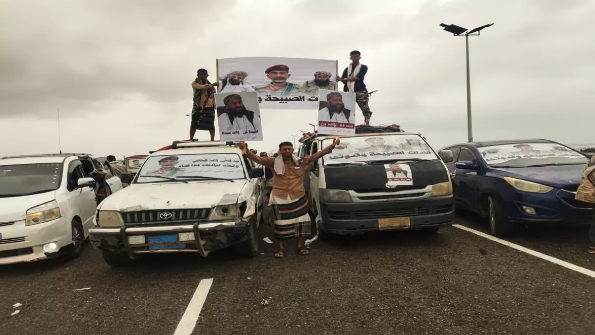 عاجل: موكب جماهيري ضخم من أبين يغزو عدن... رسالة شكر مؤثرة للسعودية وتضامن تاريخي مع الشيخ حمدي شكري!