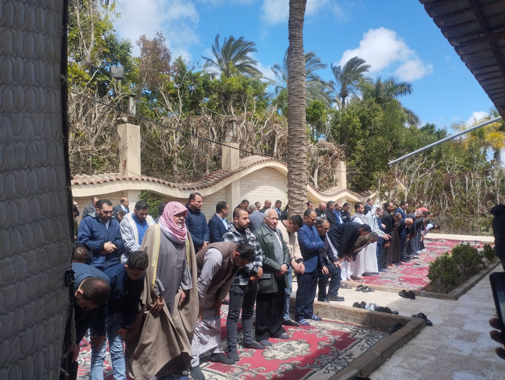 وصول جثمان والدة وزير الزراعة مسجد الإيمان بالإسكندرية