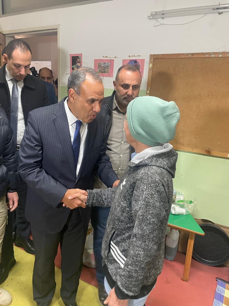 وزير الخارجية يزور روضة عمر الأنسي لـ إيواء النازحين اللبنانيين (4)