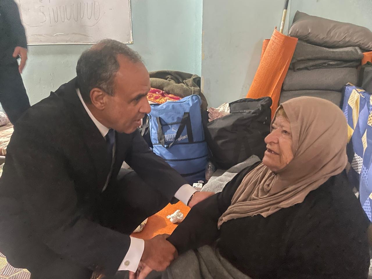 وزير الخارجية يزور روضة عمر الأنسي لـ إيواء النازحين اللبنانيين