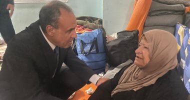 وزير الخارجية يزور مركزا لإيواء النازحين اللبنانيين وينقل للمتضررين دعم الرئيس