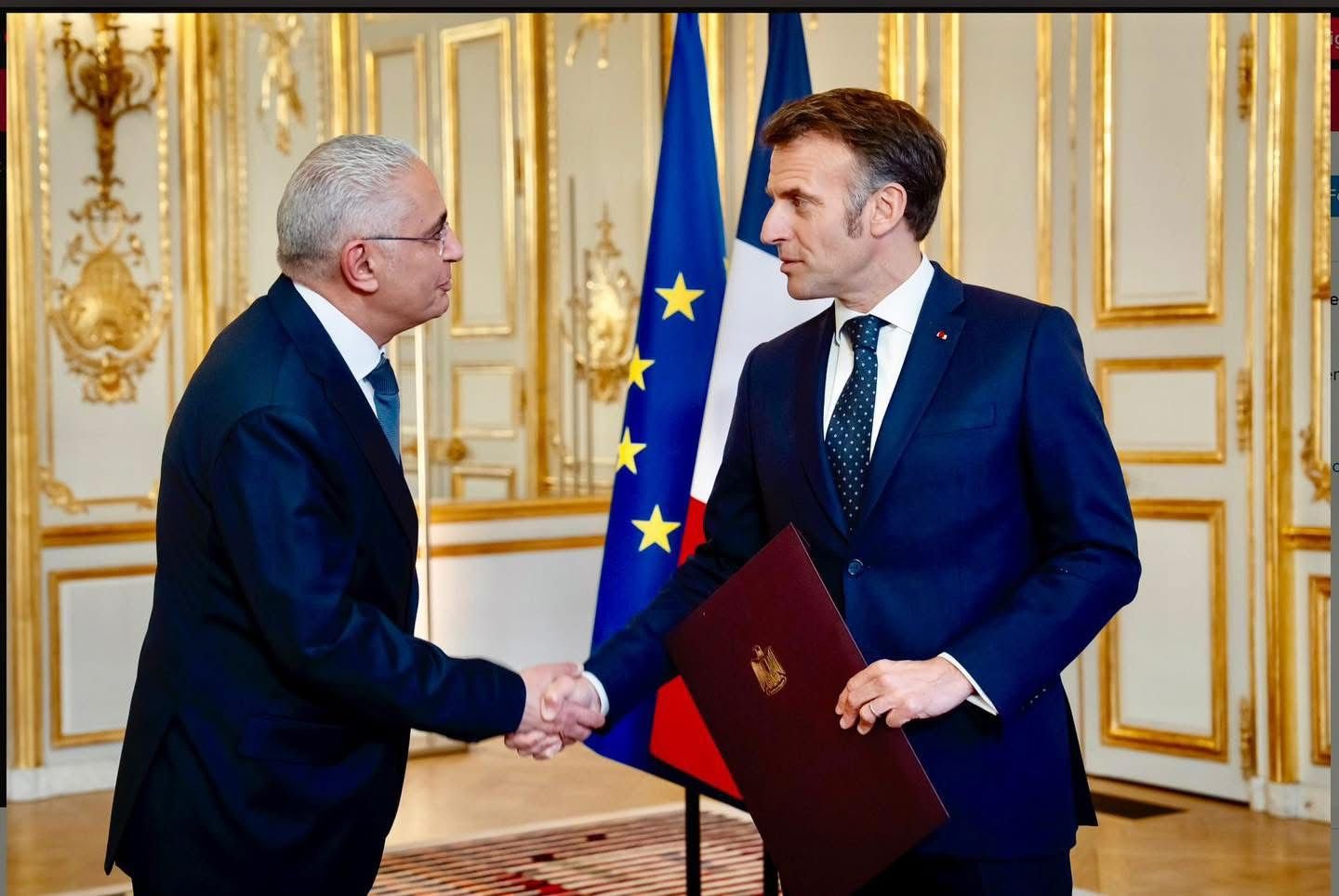الرئيس الفرنسى إيمانويل ماكرون والسفير طارق دحروج