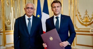 السفير طارق دحروج يقدم أوراق اعتماده إلى الرئيس الفرنسى إيمانويل ماكرون.. صور